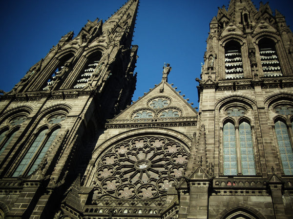 Façade occidentale de la cathédrale Notre-Dame-de-l'Assomption de Clermont-Ferrand, en pierre de Volvic noire.