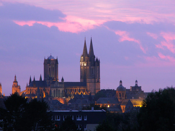 Vue nord de la cathédrale Notre-Dame de Coutances dominant la ville normande