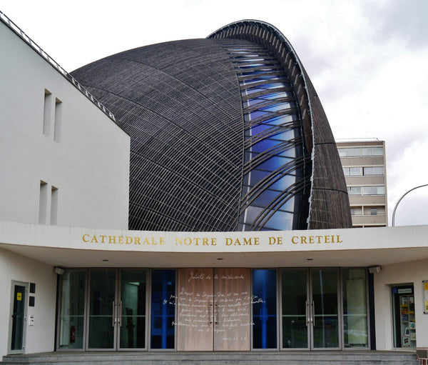 Façade de la cathédrale Notre-Dame de Créteil avec ses deux dômes symbolisant des mains jointes en prière (2015).