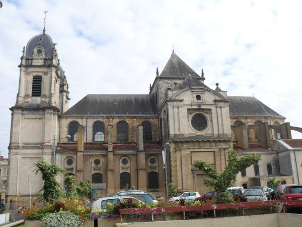 Façade classique de la cathédrale Notre-Dame de Dax, achevée en 1894 par l'architecte Paul Gallois.