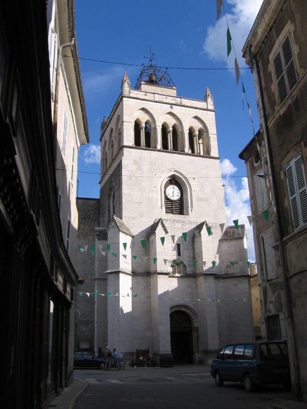 Vue extérieure de l'ancienne cathédrale Notre-Dame de Die, clocher-porche roman dominant la ville drômoise au pied du Vercors.