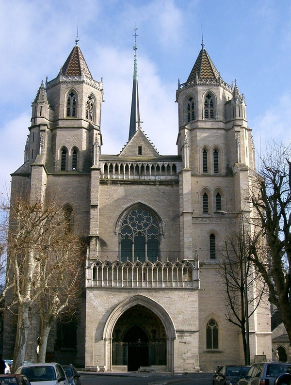 Façade ouest gothique de la cathédrale Saint-Bénigne de Dijon avec ses deux tours et sa flèche de 93 mètres