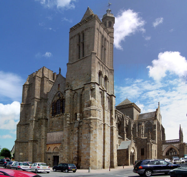 Façade extérieure de la cathédrale Saint-Samson de Dol-de-Bretagne, gothique anglo-normand du XIIIe siècle