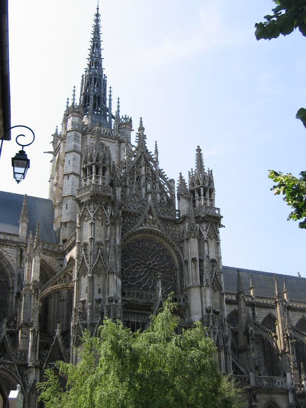 Vue extérieure du transept nord et de la rose de la cathédrale Notre-Dame d'Évreux, façade gothique normande