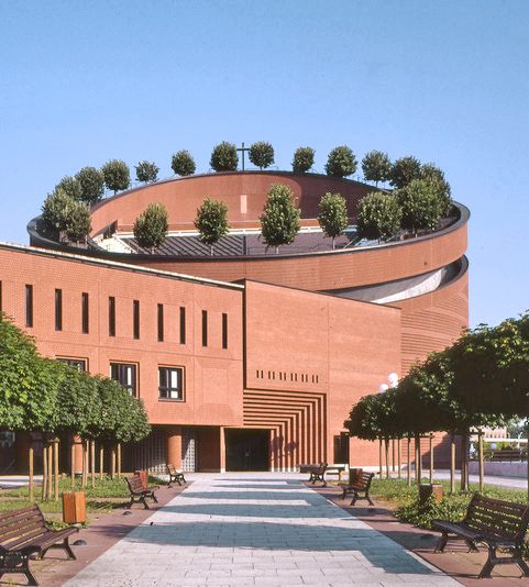 Vue frontale du cylindre tronqué en briques rouges de la cathédrale de la Résurrection d'Évry par Mario Botta.