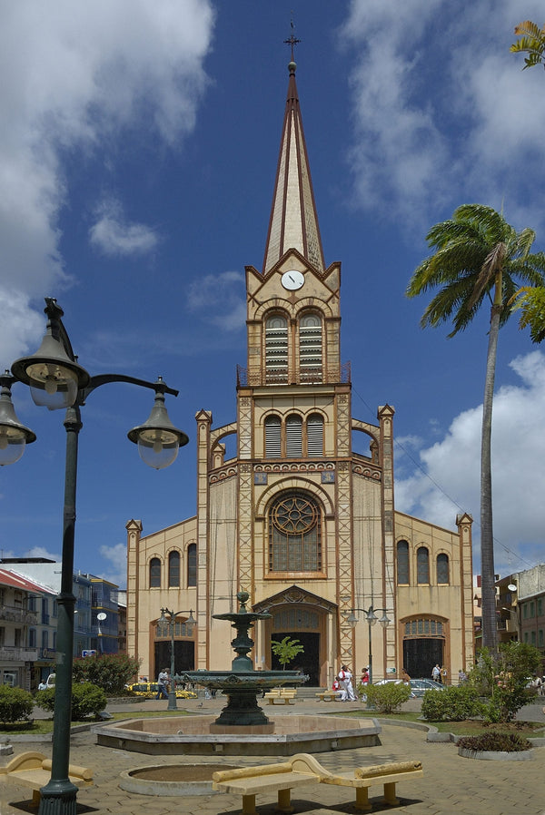 Façade néogothique de la cathédrale Saint-Louis de Fort-de-France avec sa flèche métallique, Martinique.
