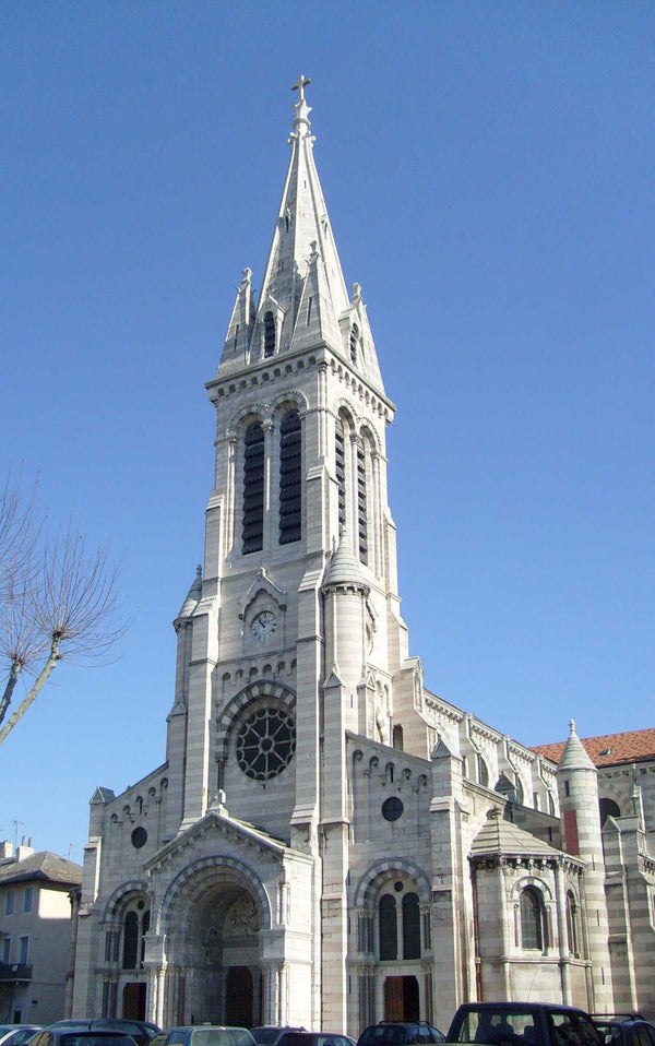 Façade polychrome néogothique de la cathédrale Notre-Dame-et-Saint-Arnoux de Gap
