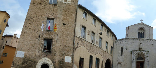 Façade romane lombarde de la cathédrale Notre-Dame-du-Puy de Grasse, pierre dorée et bandes lombardes caractéristiques.