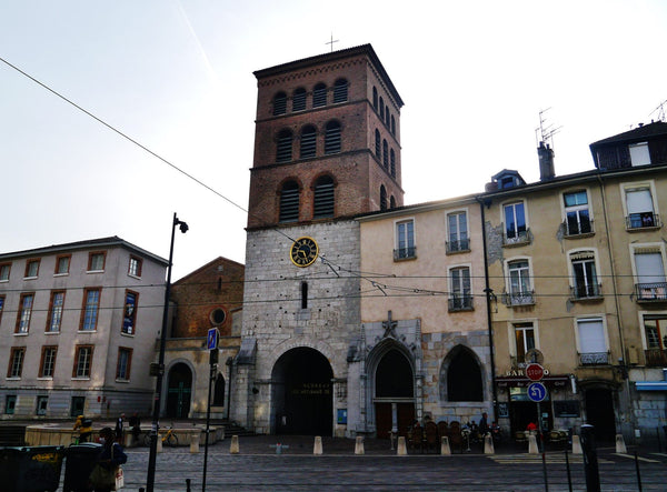 Façade extérieure de la cathédrale Notre-Dame de Grenoble en Isère
