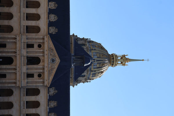 Façade nord de la cathédrale Saint-Louis-des-Invalides (Église des Soldats) avec le dôme attenant en arrière-plan