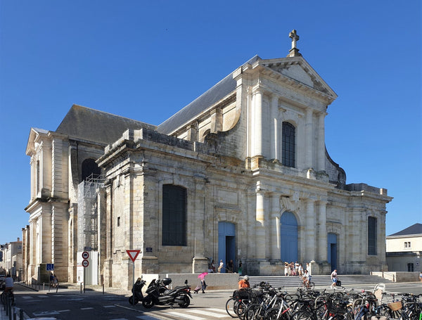 Façade classique de la cathédrale Saint-Louis de La Rochelle