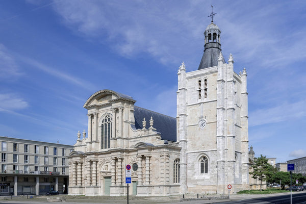 Façade principale baroque de la cathédrale Notre-Dame du Havre avec sa tour gothique attenante