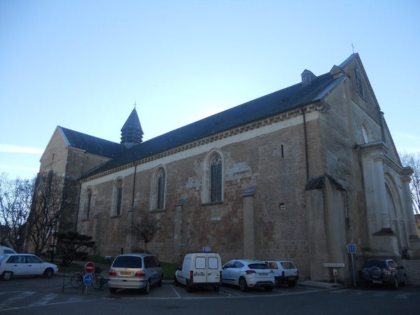 Vue extérieure de la cathédrale Notre-Dame-de-l'Assomption de Lescar, ancienne cathédrale romane en grès de Lasseube.
