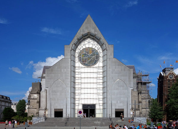 Façade contemporaine 1999 en pierre translucide de marbre de la cathédrale Notre-Dame-de-la-Treille à Lille