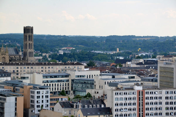 Vue d'ensemble de la cathédrale Saint-Étienne de Limoges depuis le campanile de la gare, silhouette gothique en granit.