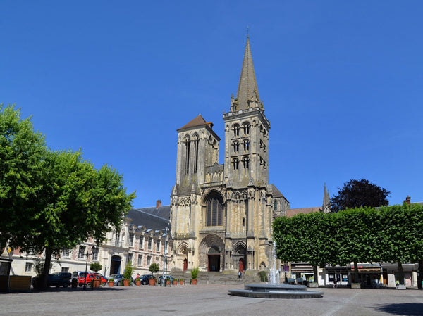 Façade sud-ouest de la cathédrale Saint-Pierre de Lisieux, architecture gothique normande du XIIe siècle
