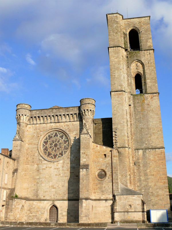 Façade occidentale et clocher fortifié de la cathédrale Saint-Fulcran de Lodève (Hérault).