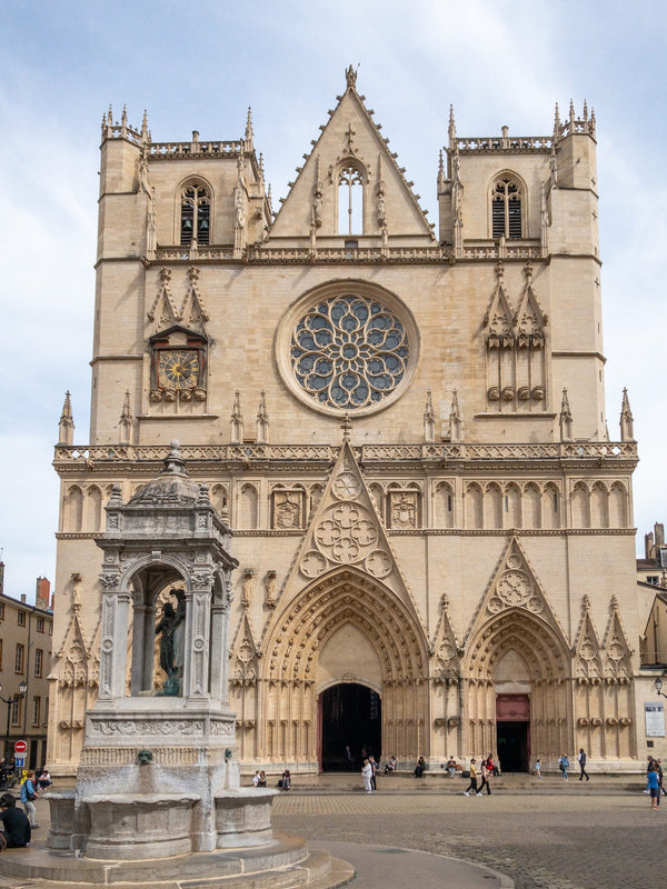 Façade occidentale de la cathédrale Saint-Jean de Lyon depuis la place Saint-Jean