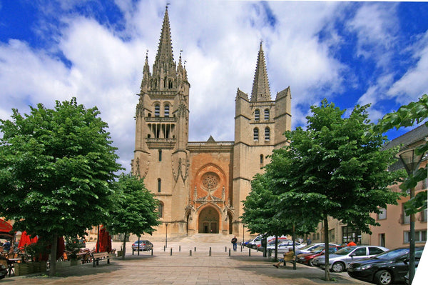 Façade de la cathédrale Notre-Dame-et-Saint-Privat de Mende, gothique méridional aux deux flèches asymétriques