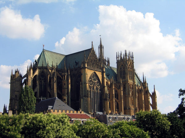 Façade nord de la cathédrale Saint-Étienne de Metz, vue depuis les berges de la Moselle au niveau de la place de la Préfecture.