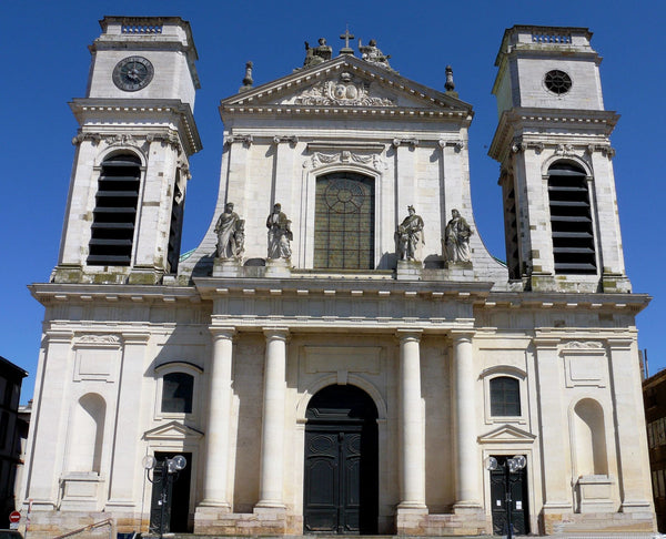 Façade classique de la cathédrale Notre-Dame-de-l'Assomption de Montauban