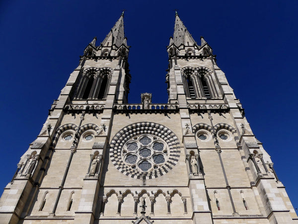 Façade néogothique de la cathédrale Notre-Dame-de-l'Annonciation de Moulins, deux flèches