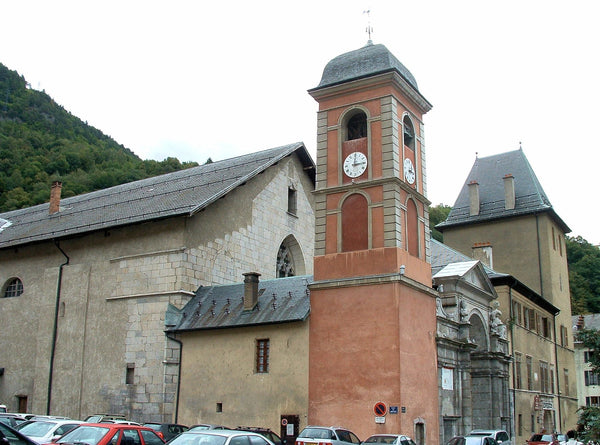 Façade et clocher de la cathédrale Saint-Pierre de Moûtiers en Tarentaise, Savoie.