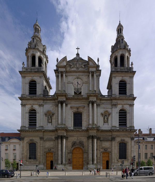 Façade classique-baroque de la cathédrale Notre-Dame-de-l'Annonciation de Nancy, XVIIIe siècle, vue noir et blanc