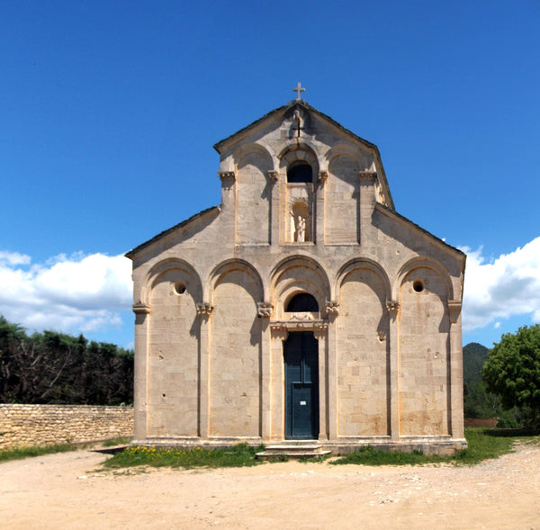Façade occidentale en calcaire clair de l'ancienne cathédrale Santa Maria Assunta du Nebbio, art roman pisan du XIIe siècle