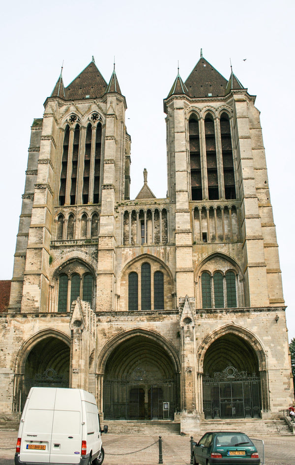 Façade occidentale de la cathédrale Notre-Dame de Noyon avec ses deux tours du gothique primitif