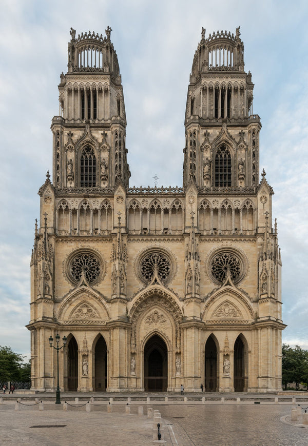 Façade occidentale de la cathédrale Sainte-Croix d'Orléans avec ses tours néogothiques restituées au XVIIIe siècle.