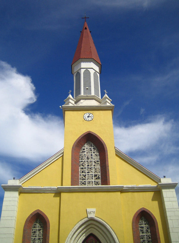 Façade néogothique de la cathédrale Notre-Dame de Papeete avec son clocher central, en plein cœur de la capitale de la Polynésie française.