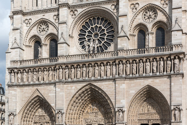 Façade occidentale de la cathédrale Notre-Dame de Paris depuis le parvis