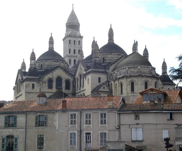 Vue extérieure de la cathédrale Saint-Front de Périgueux et de ses cinq coupoles d'inspiration byzantine.