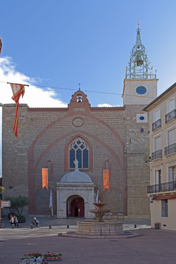 Façade occidentale en galets roulés et briques de la cathédrale Saint-Jean-Baptiste de Perpignan, de style gothique méridional catalan