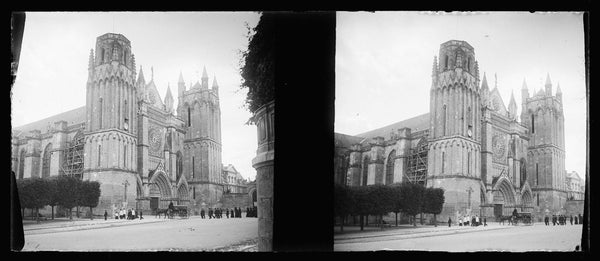 Façade ouest de la cathédrale Saint-Pierre de Poitiers, photographie ancienne montrant les trois portails et la rose