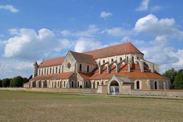 Vue sud-est de l'abbatiale de Pontigny