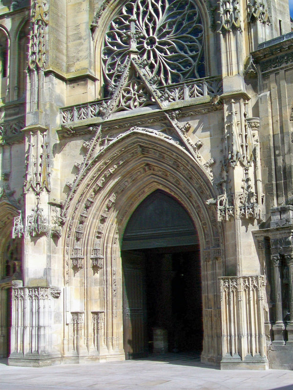 Portail principal sculpté de la façade occidentale gothique de la cathédrale Saint-Maclou de Pontoise, Val-d'Oise.
