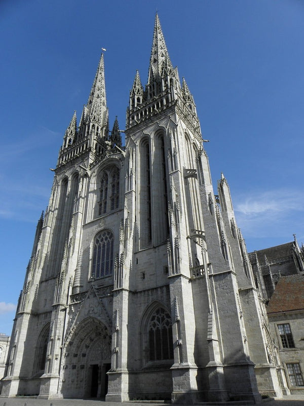 Façade occidentale de la cathédrale Saint-Corentin de Quimper avec ses deux flèches gothiques jumelles.