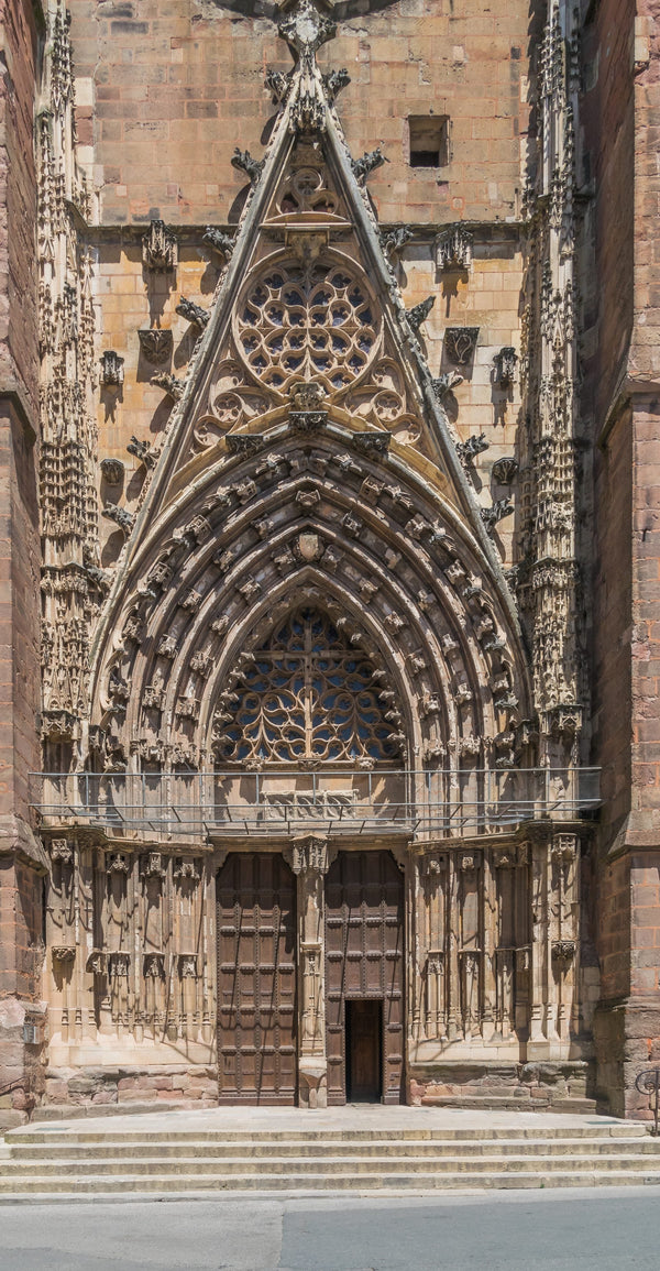 Façade-écran occidentale de la cathédrale Notre-Dame de Rodez, gothique méridional avec deux tours massives défensives