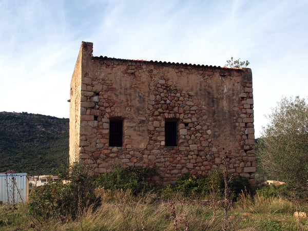 Vestiges de la façade orientale de l'ancienne cathédrale romane Sant'Appianu de Sagone, ruines au bord du golfe