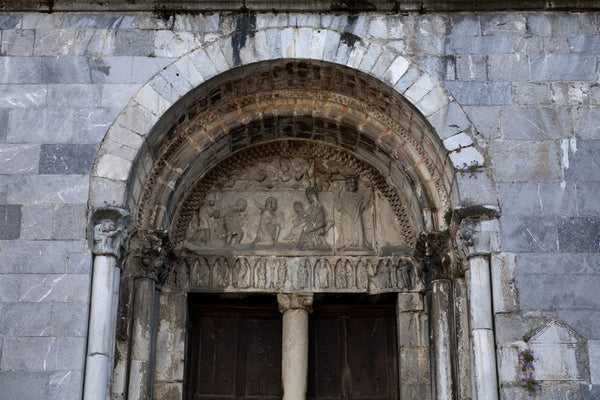 Vue extérieure de la cathédrale Notre-Dame de Saint-Bertrand-de-Comminges dominant le bourg pyrénéen.