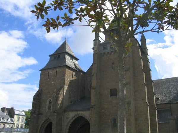 Façade fortifiée de la cathédrale Saint-Étienne de Saint-Brieuc avec ses deux tours défensives, exemple rare de cathédrale-forteresse