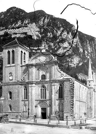 Façade sud-ouest de la cathédrale Saint-Pierre de Saint-Claude (Jura), photographie patrimoniale de 1883.