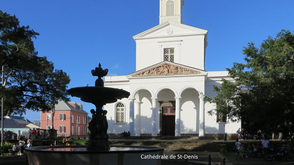 Façade néoclassique de la cathédrale de Saint-Denis de La Réunion avec son fronton en terre cuite Virebent.