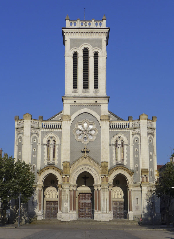 Façade néogothique de la cathédrale Saint-Charles-Borromée de Saint-Étienne