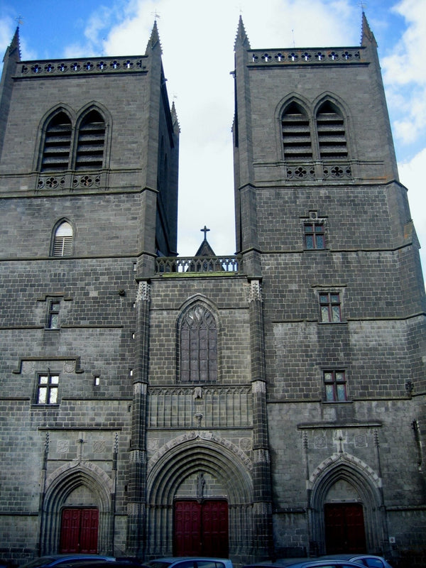 Façade occidentale de la cathédrale Saint-Pierre de Saint-Flour, gothique méridional, ses deux tours en basalte.