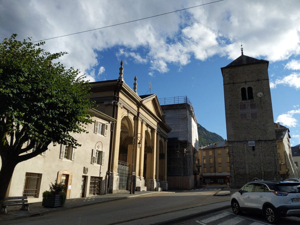 Façade et clocher de la cathédrale Saint-Jean-Baptiste de Saint-Jean-de-Maurienne en Savoie.