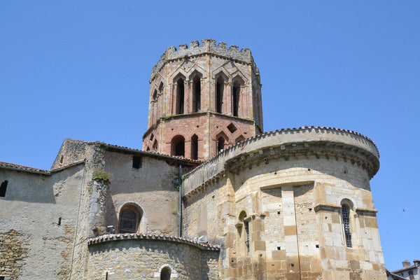 Vue extérieure de la cathédrale Saint-Lizier en Ariège, ancien siège du diocèse de Couserans