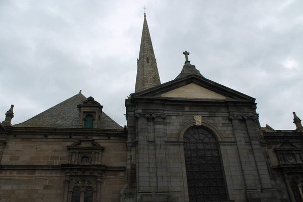 Façade ouest de la cathédrale Saint-Vincent de Saint-Malo, vue frontale, pierres claires intra-muros